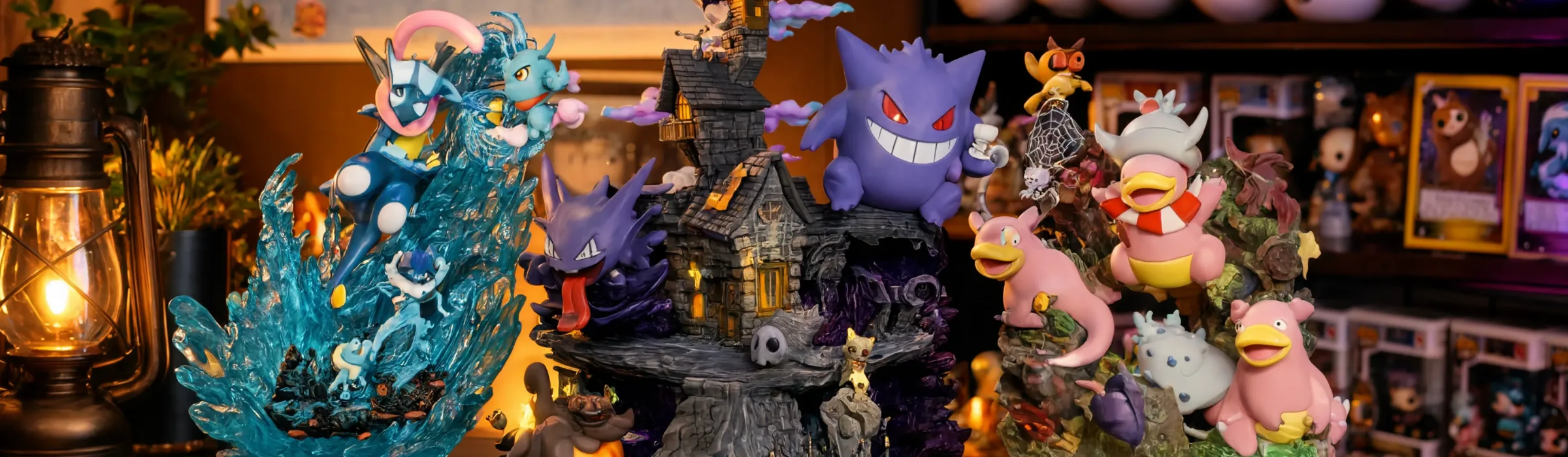 Figuras coleccionables Pokémon Gengar castillo fantasma, Gyarados azul y peluches rosa en tienda geek TooGEEK, decoración pop con iluminación cálida