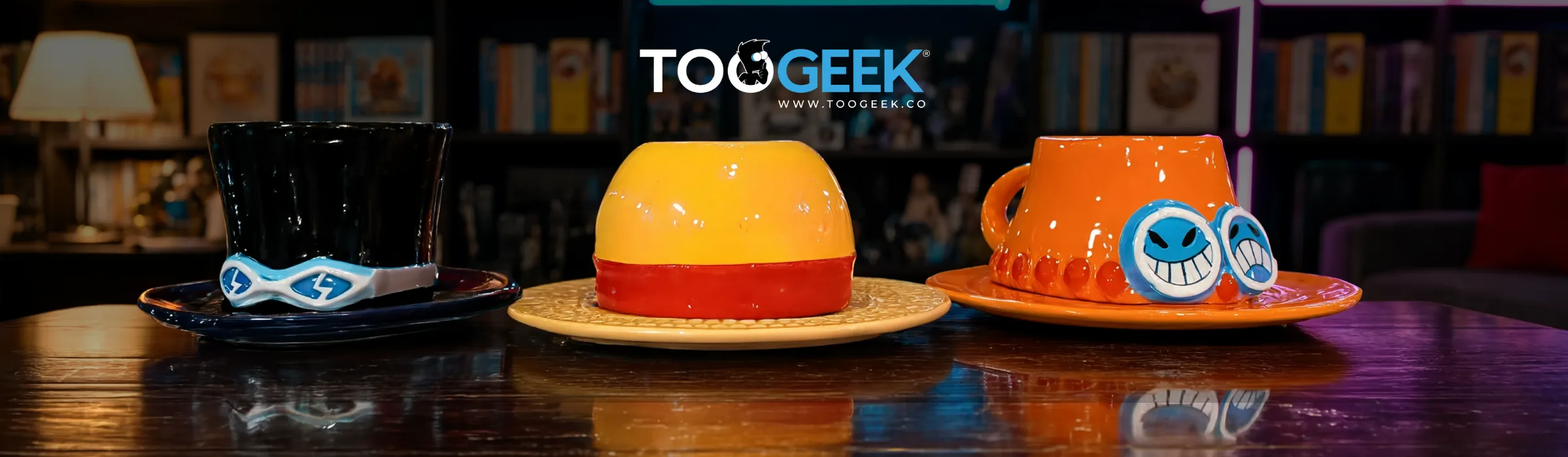 Sombreros de anime y manga TooGEEK: gorro negro con símbolo azul, sombrero amarillo y rojo, y sombrero naranja con ojos sonrientes de personaje geek