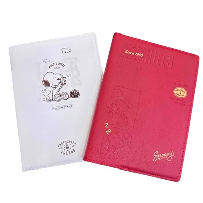 Agenda Snoopy diseño pasaporte en blanco y rojo — Peanuts