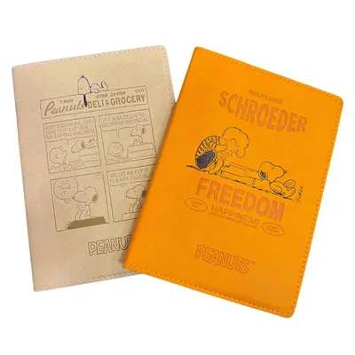 Cuadernos Snoopy Peanuts diseño pasaporte en colores crema y naranja