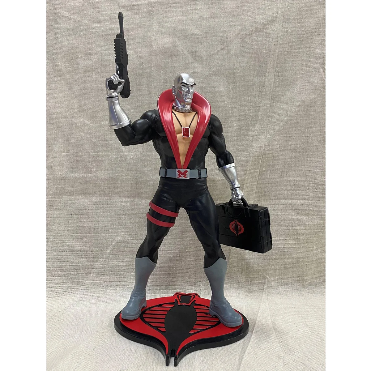 Figura Destro G.I. Joe con maletín negro y arma plateada