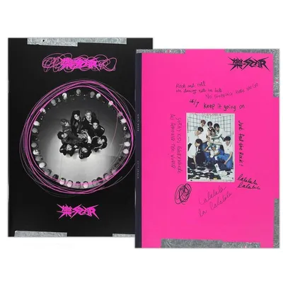 Álbum Stray Kids STAR con portada negra y circular, acompañado de reverso rosa con notas autografiadas