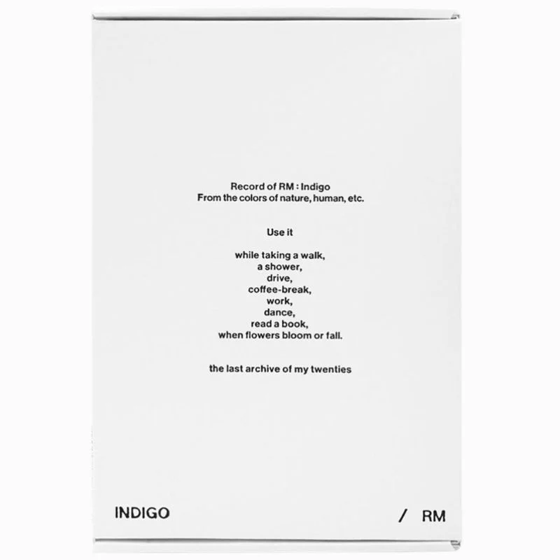 Portada del libro Indigo de RM de BTS con texto blanco sobre fondo neutro