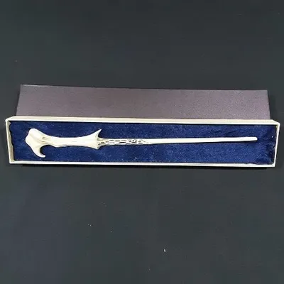 Varita Voldemort Harry Potter en caja de lujo con terciopelo azul