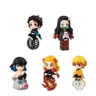 Figuras Kimetsu no Yaiba sentadas en insignias