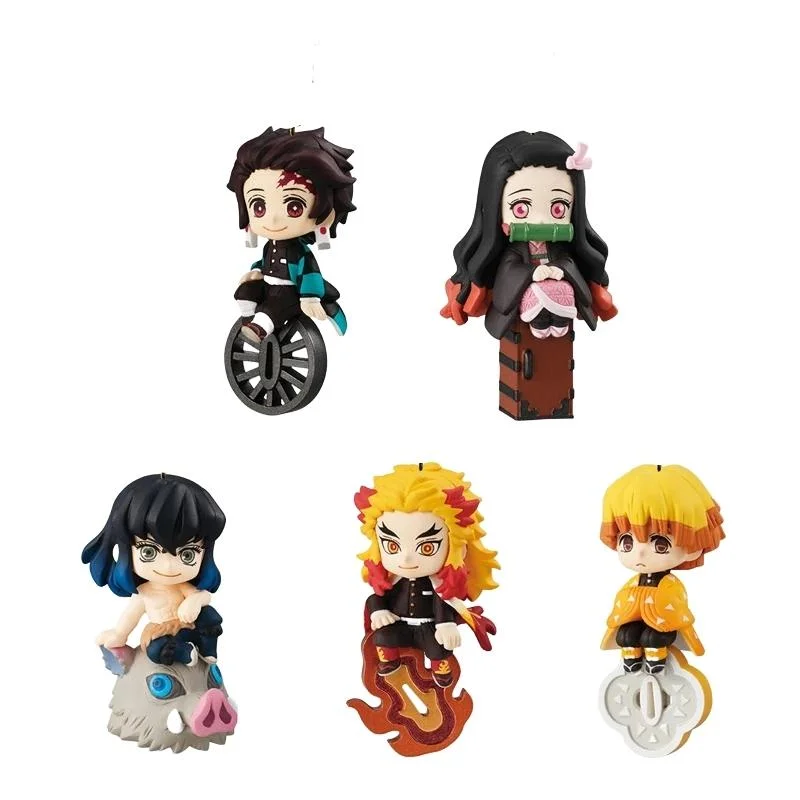 Figuras Kimetsu no Yaiba sentadas en insignias