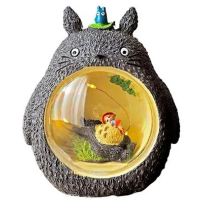 Lámpara Totoro Studio Ghibli con esfera luminosa y niña pescando
