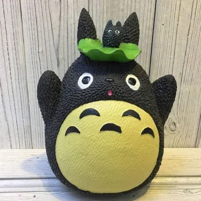 Alcancía Totoro negra con detalle amarillo y pequeño amiguito verde - Studio Ghibli