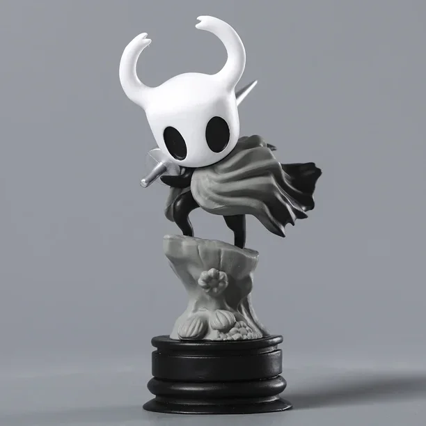 Figura Caballero Pálido Hollow Knight con capa gris y base negra