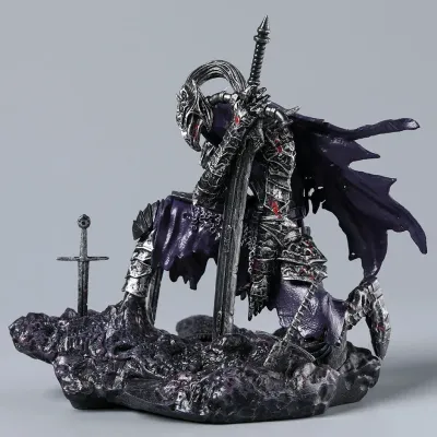 Estatuilla del Guerrero Oscuro de Dark Souls III con lanza y capa