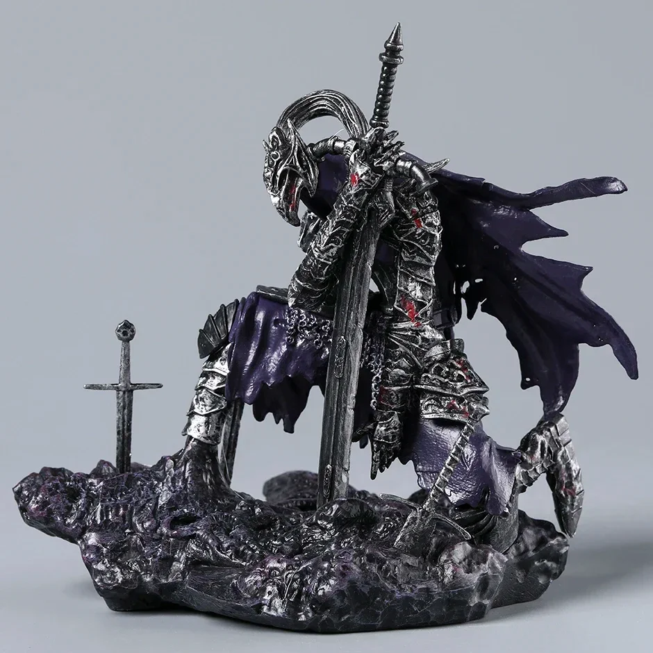 Estatuilla del Guerrero Oscuro de Dark Souls III con lanza y capa