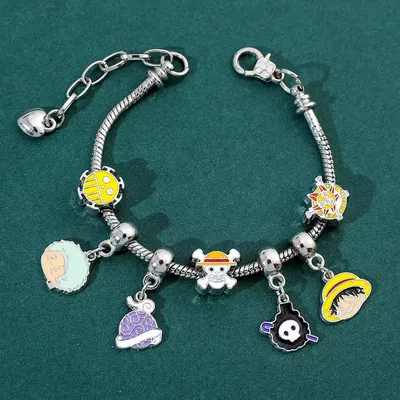 Pulsera One Piece con dijes de Luffy, Chopper y símbolos pirata