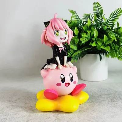 Figura Anya Forger sobre Kirby rosado de Spy x Family