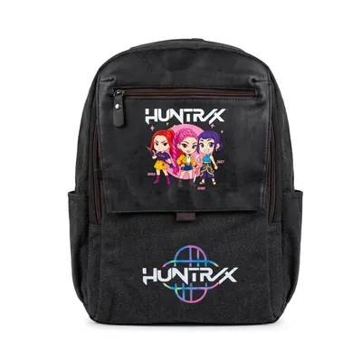 Mochila negra Huntrix con personajes K-pop anime