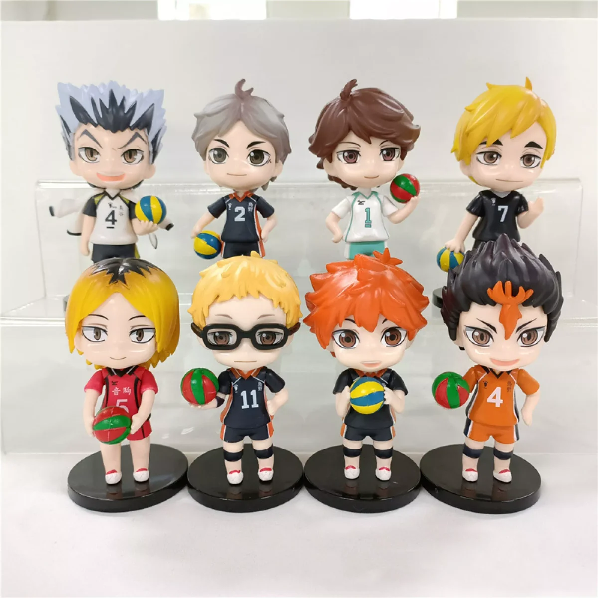 Set de 8 figuras chibi Haikyuu con personajes de voleibol en uniformes