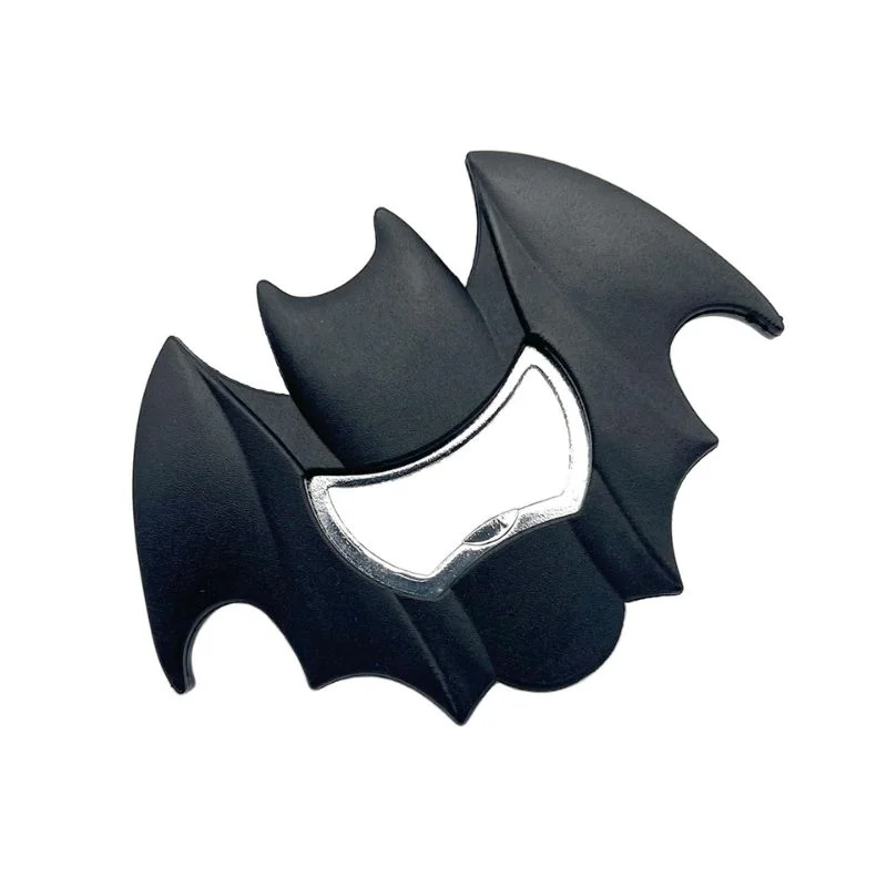 Destapador metálico con logo de Batman en negro y plata