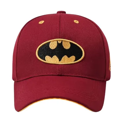 Gorra beisbolera Batman logo bordado dorado fondo burdeos