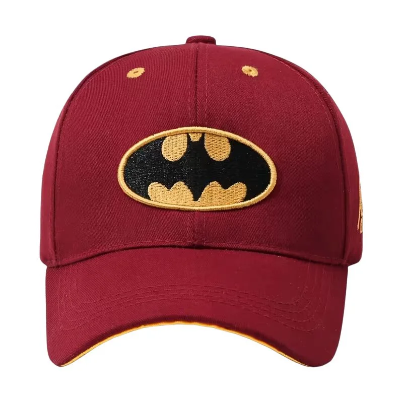 Gorra beisbolera Batman logo bordado dorado fondo burdeos