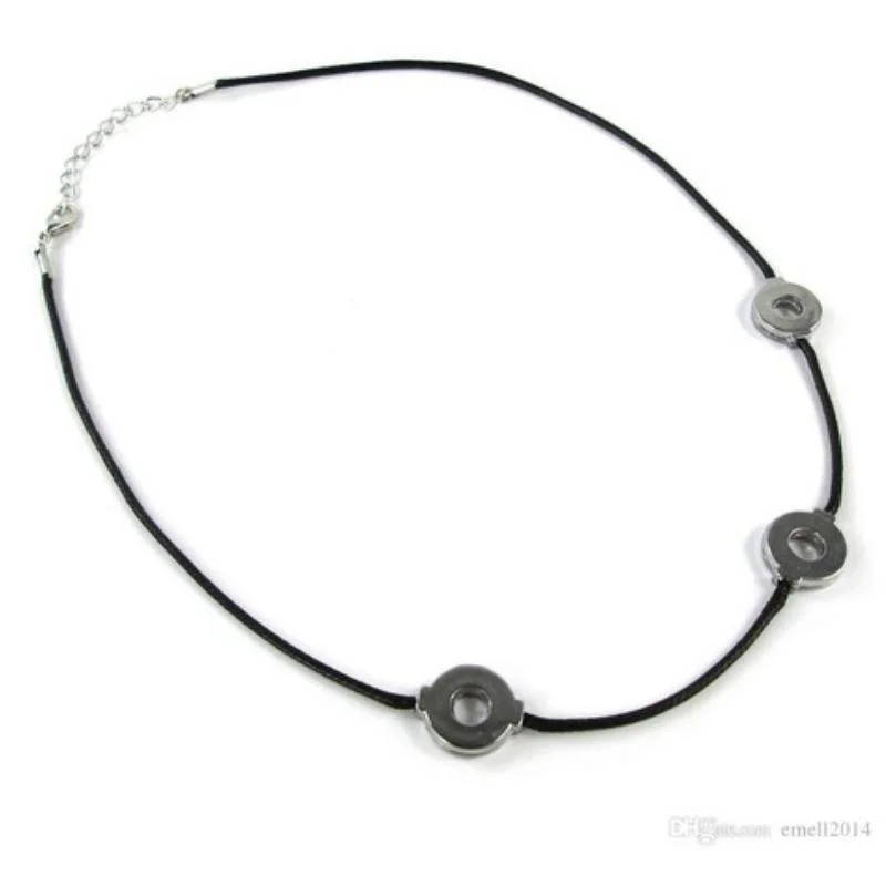 Collar Itachi Naruto Shippuden con cordón negro y detalles plateados