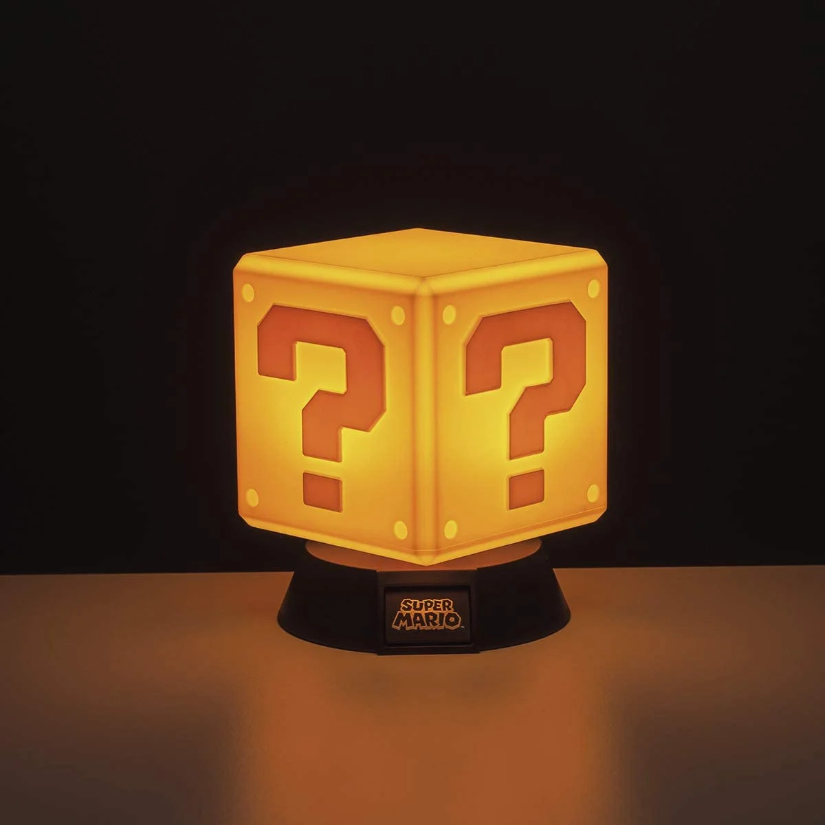 Lámpara cubo interrogación Super Mario iluminada