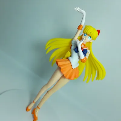 Figura Sailor Venus Sailor Moon cabello amarillo uniforme naranja