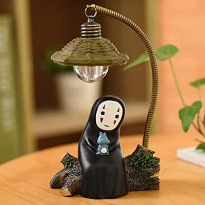 Lámpara Sin Cara Studio Ghibli con luz decorativa dorada
